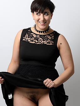 nude brunette mummy showing the brush tits